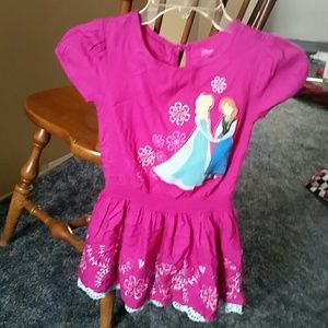 Anna and Elsa shirt.